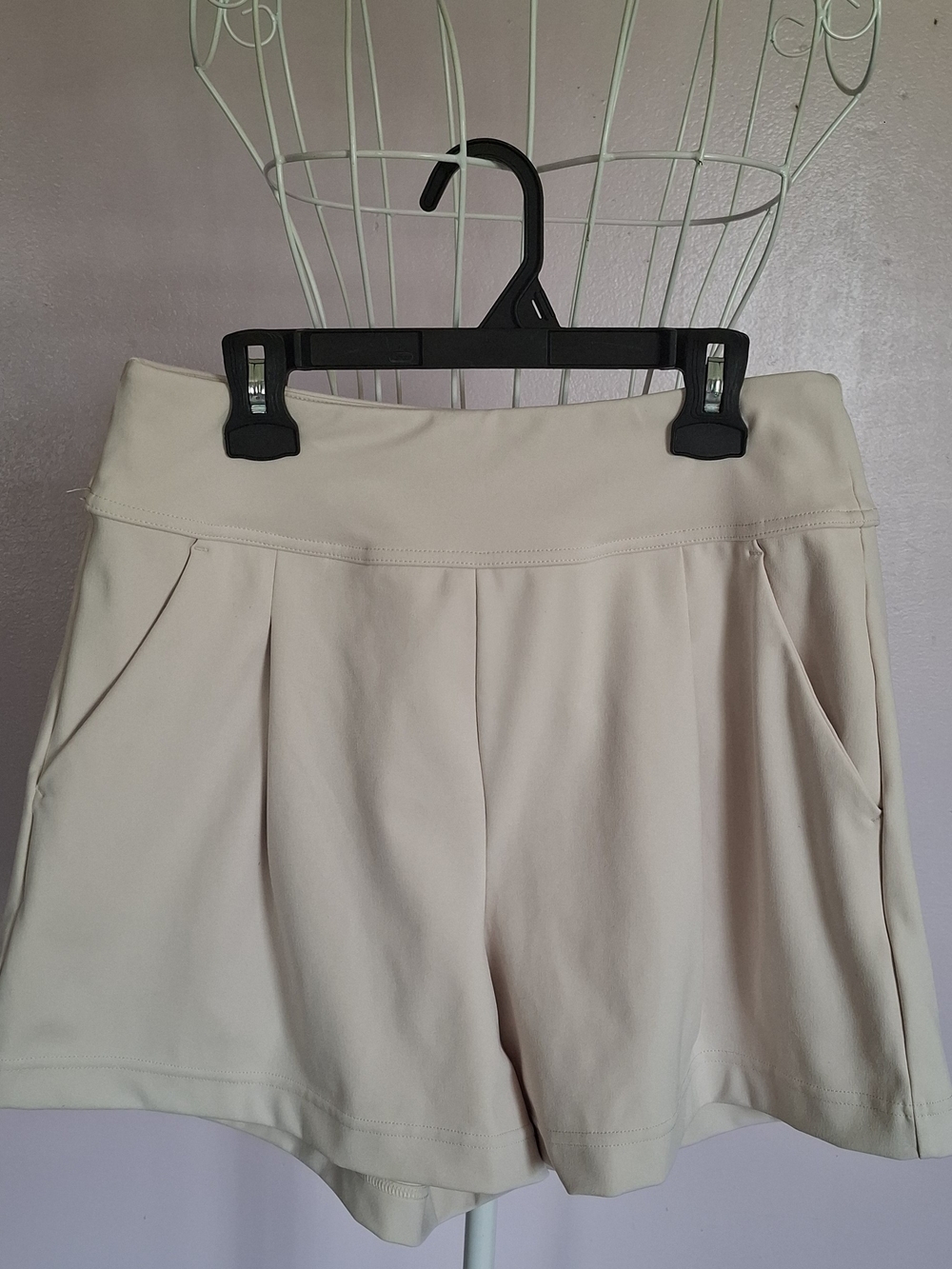 HALARA Cream High-Waist Knit Shorts